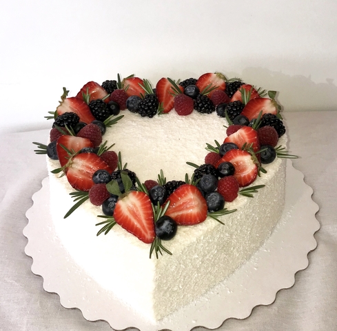 торт сердце с ягодами